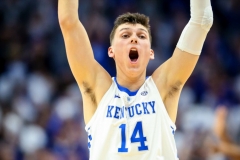 20190126-Herro-Yell-hands-Up-1039x1250